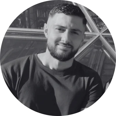 Profilbild på Valon Metaj - medarbetare på HeadLog - svartvitt